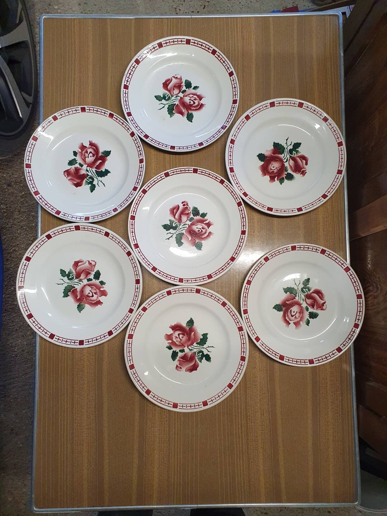 Lot of 7 flat plates in earthenware "Sarreguemines & Digoin", model SAVERNE.