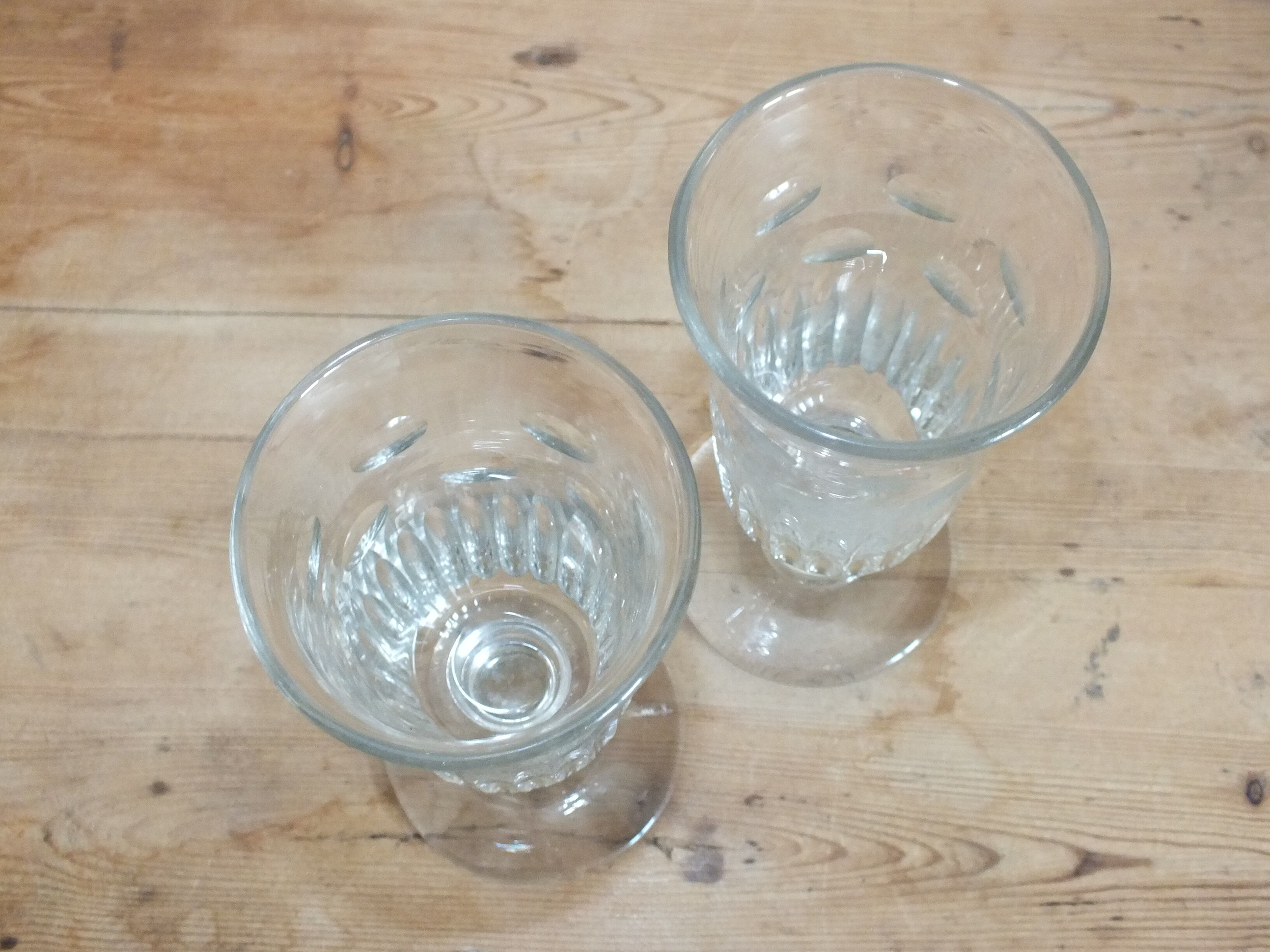 Paire d'anciens verres à absinthe à décor gravé