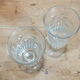 Paire d'anciens verres à absinthe à décor gravé