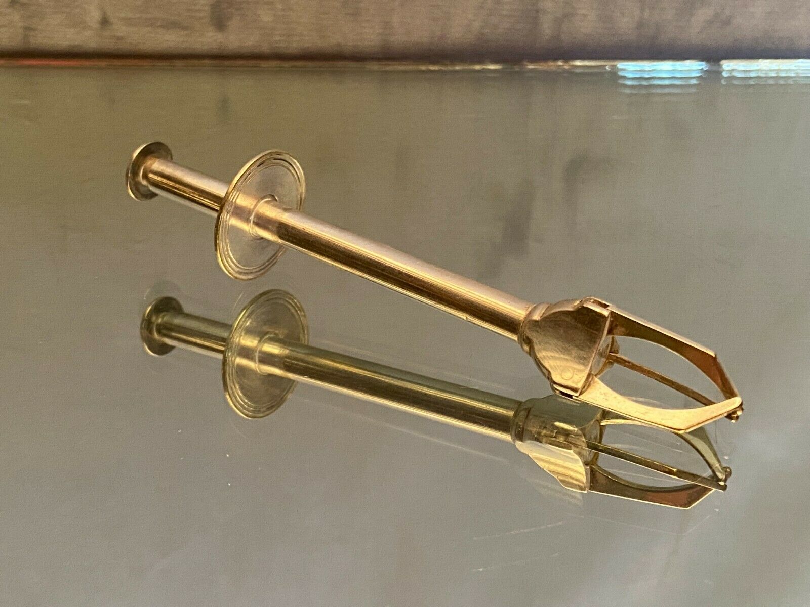 Silver metal crab type sugar clamp