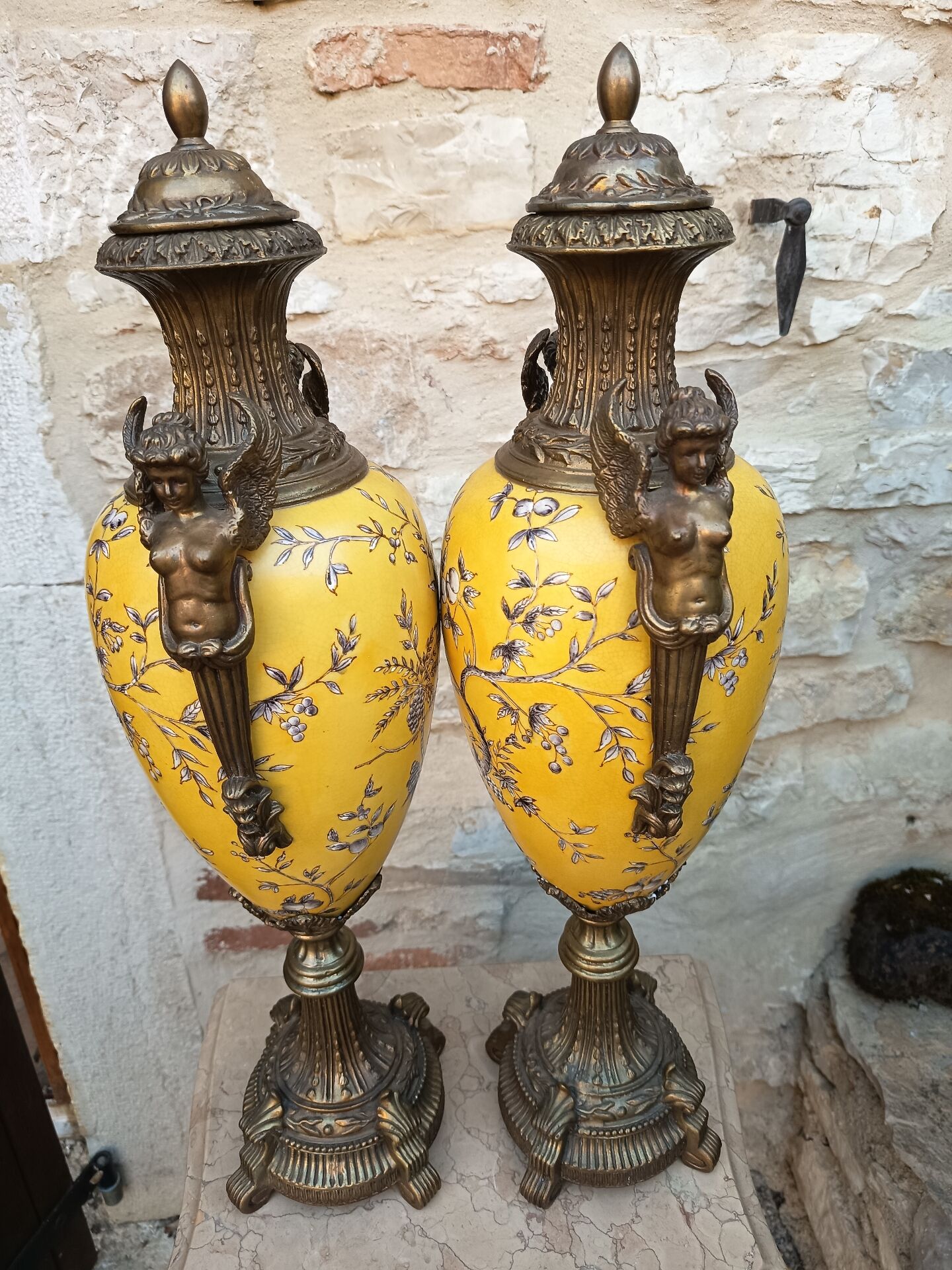 Paire de grands vases couverts - 60cm - faïence jaune