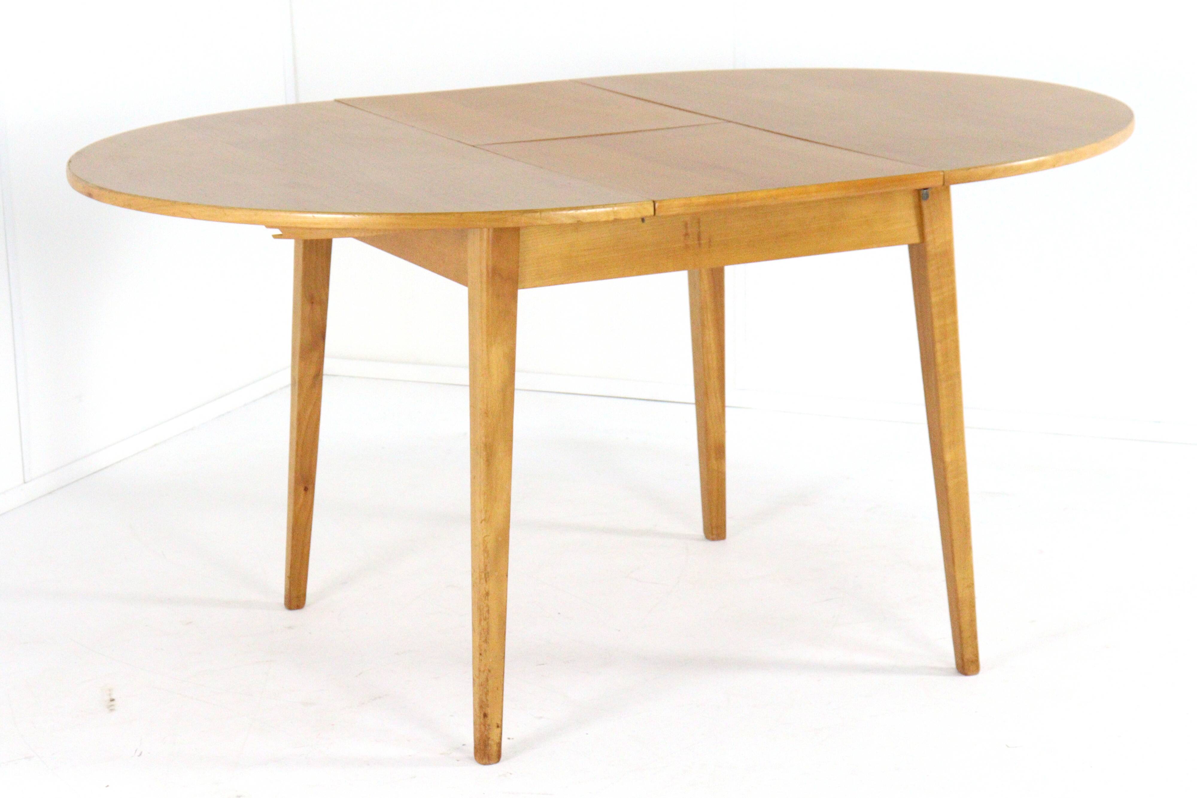 Dining set with round beech table + 4 'Heart' vintage dining chairs.