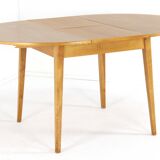 Dining set with round beech table + 4 'Heart' vintage dining chairs.