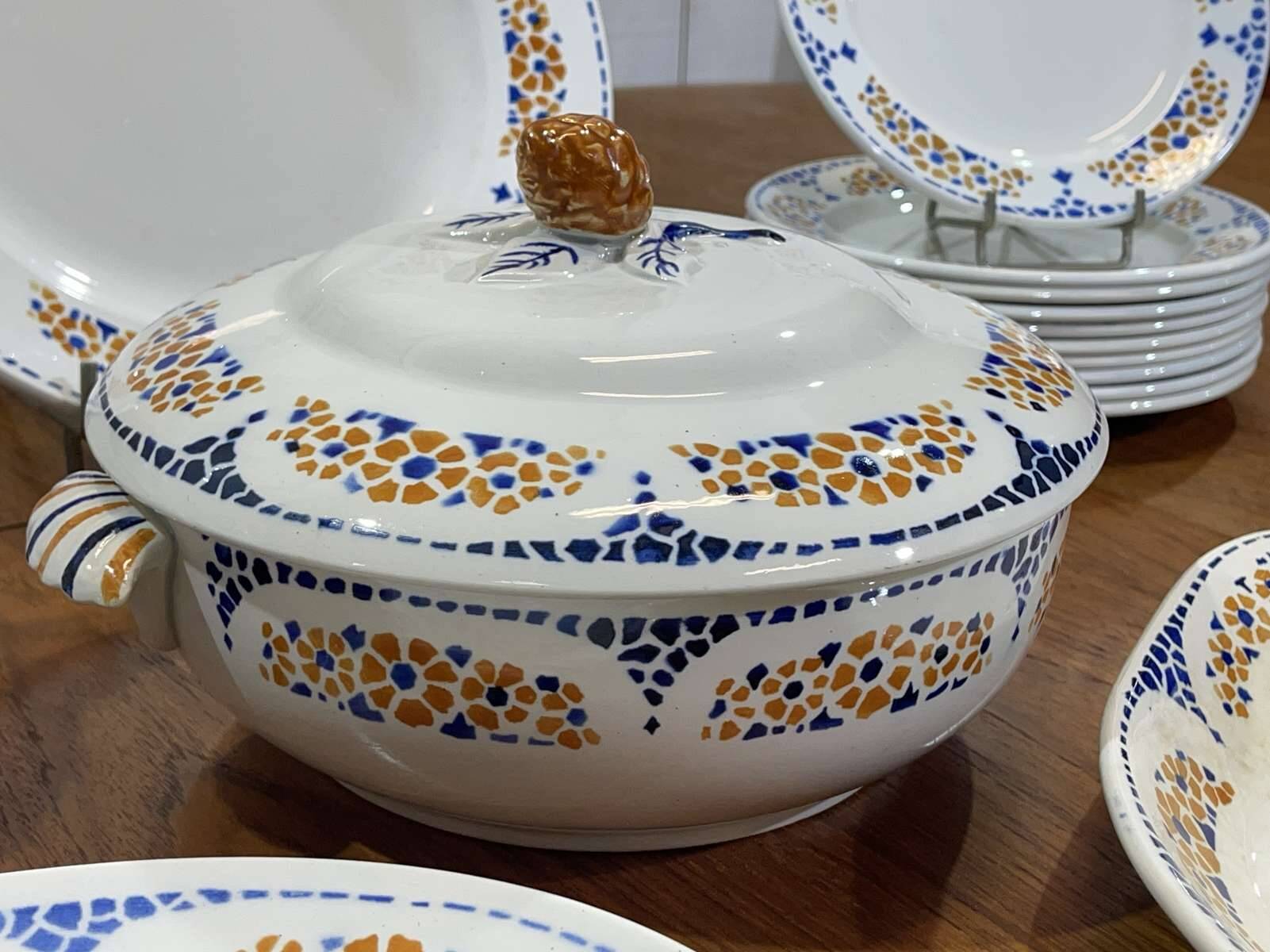 Saint Amand dinner service from the 1950s - 29 pieces.
