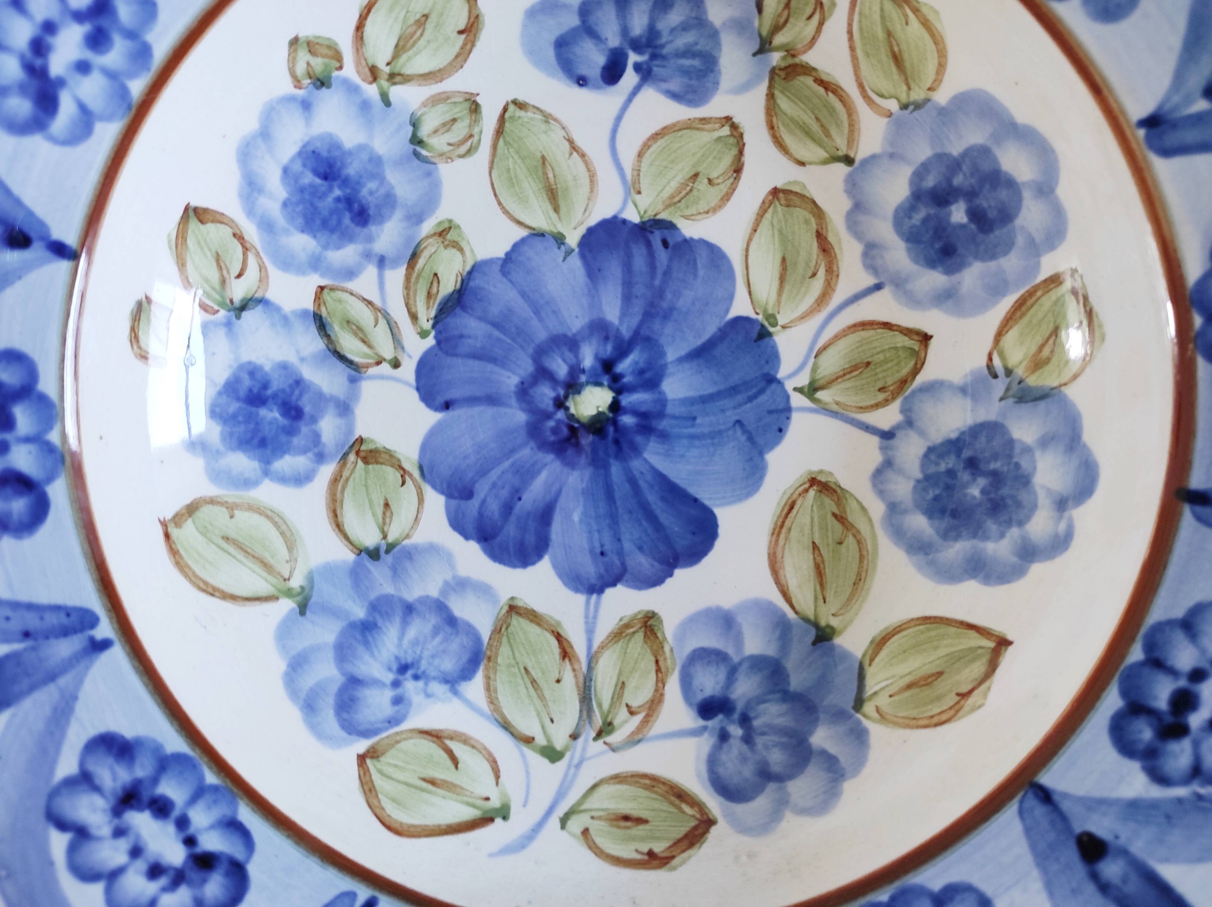 Decorative plate painted flowers