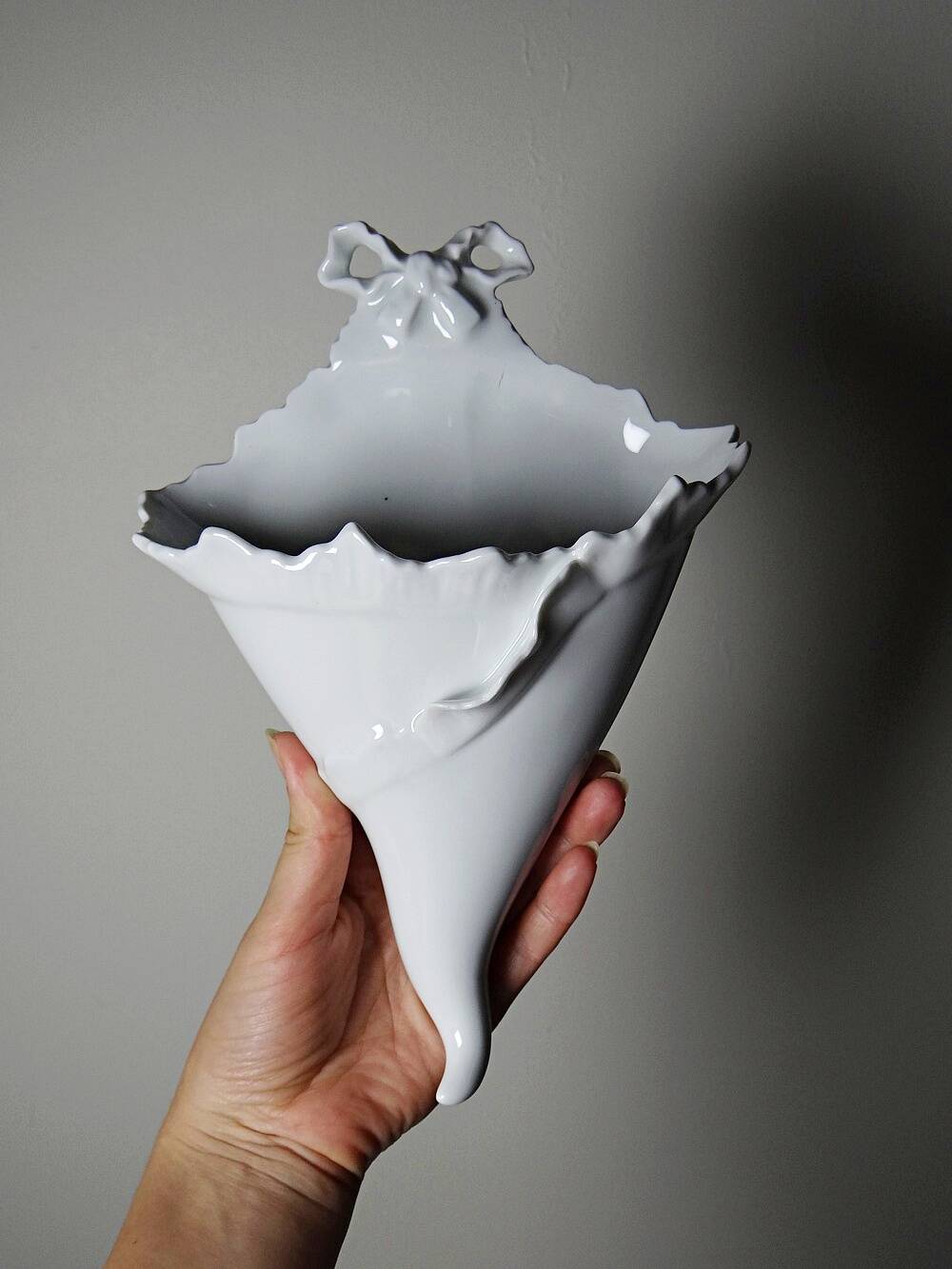 Pair of wall-mounted bouquet holders Giraud Limoges in porcelain, circa 1950-1960.