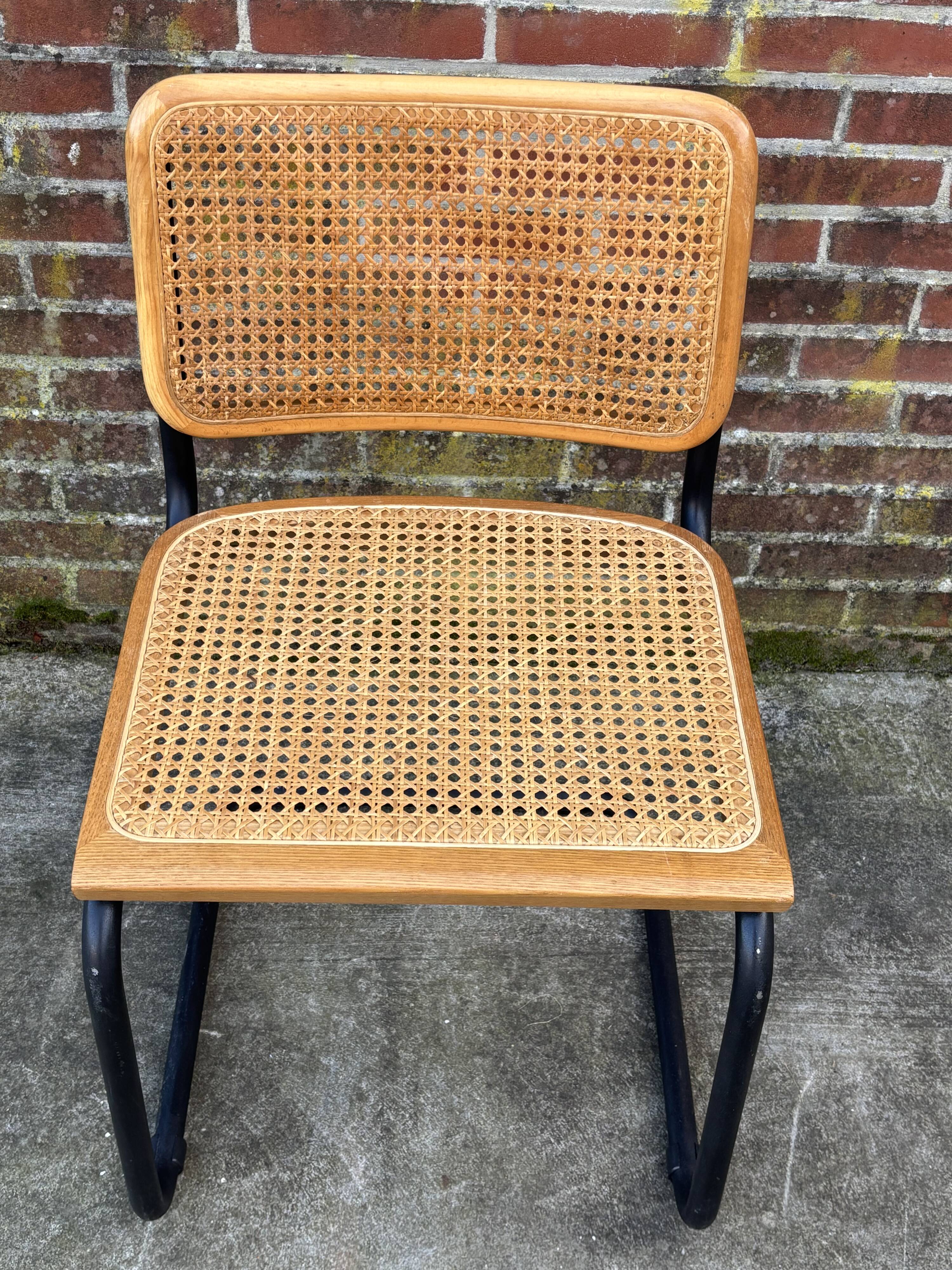 Ensemble de 4 chaises Cesca B32 conçues par Marcel Breuer, cadre noir.