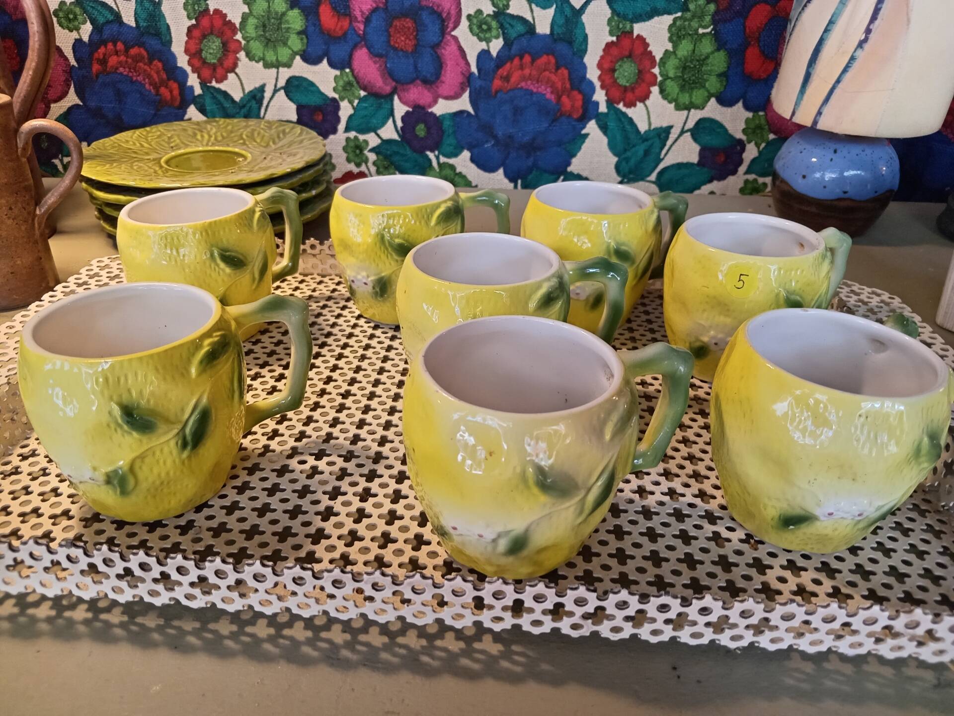 Huit mugs en barbotine