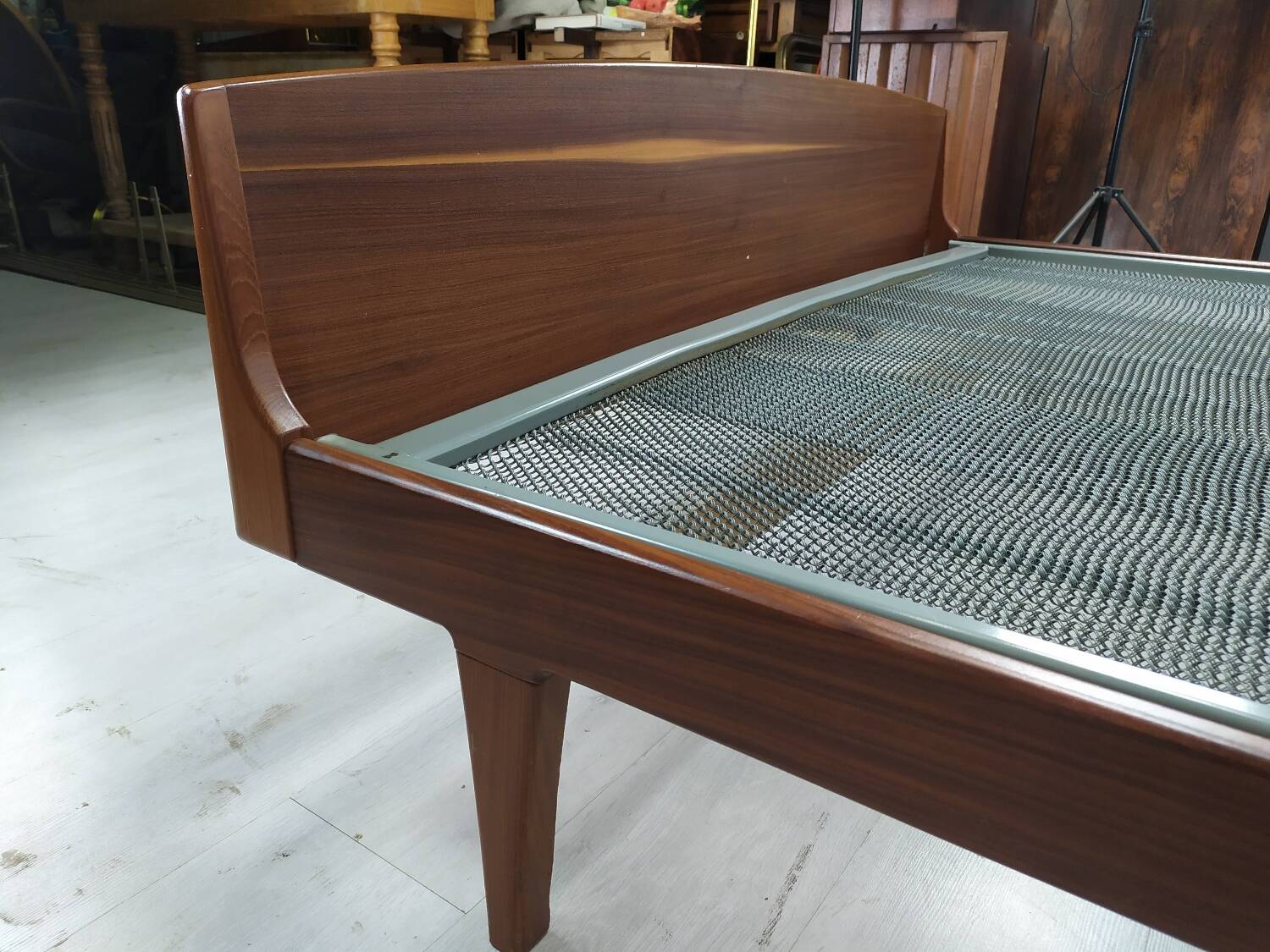 Scandinavian bed 140