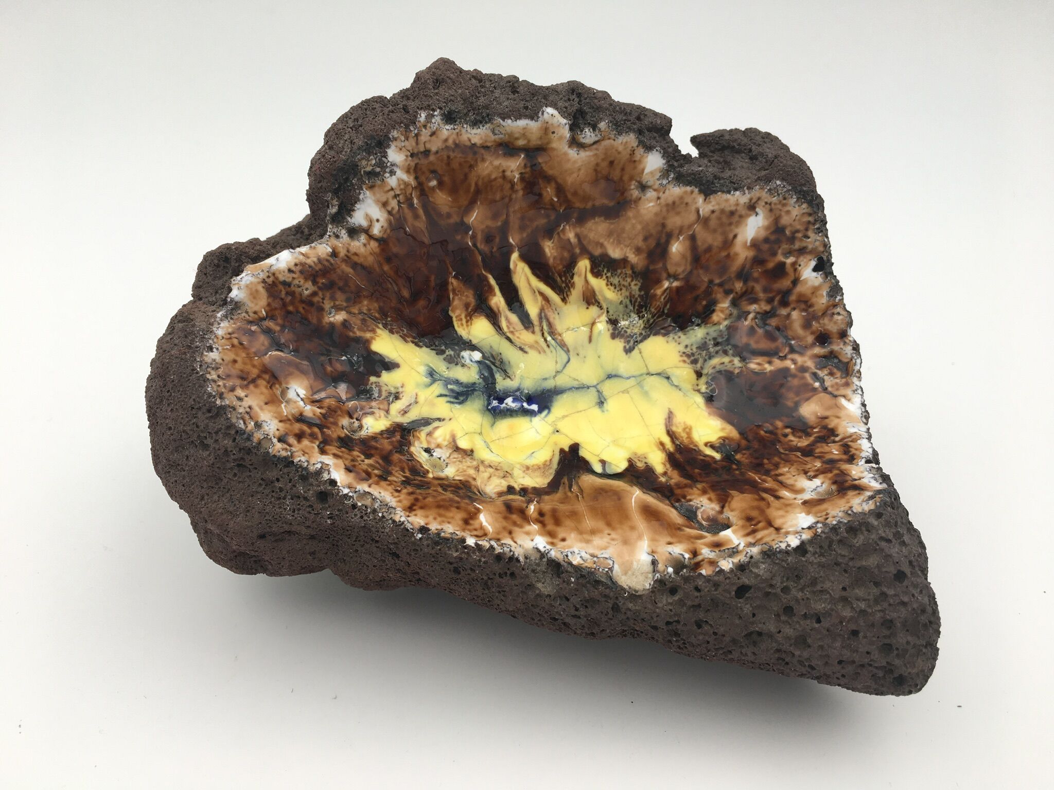 Vide-poche en pierre de lave émaillée, brun et jaune, vintage - années 1970