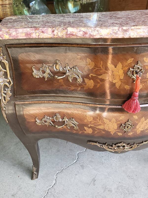 Commode sauteuse en bois de rose plateau en marbre rose