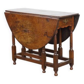 Antique English oak gateleg table/folding table from the 18th century.