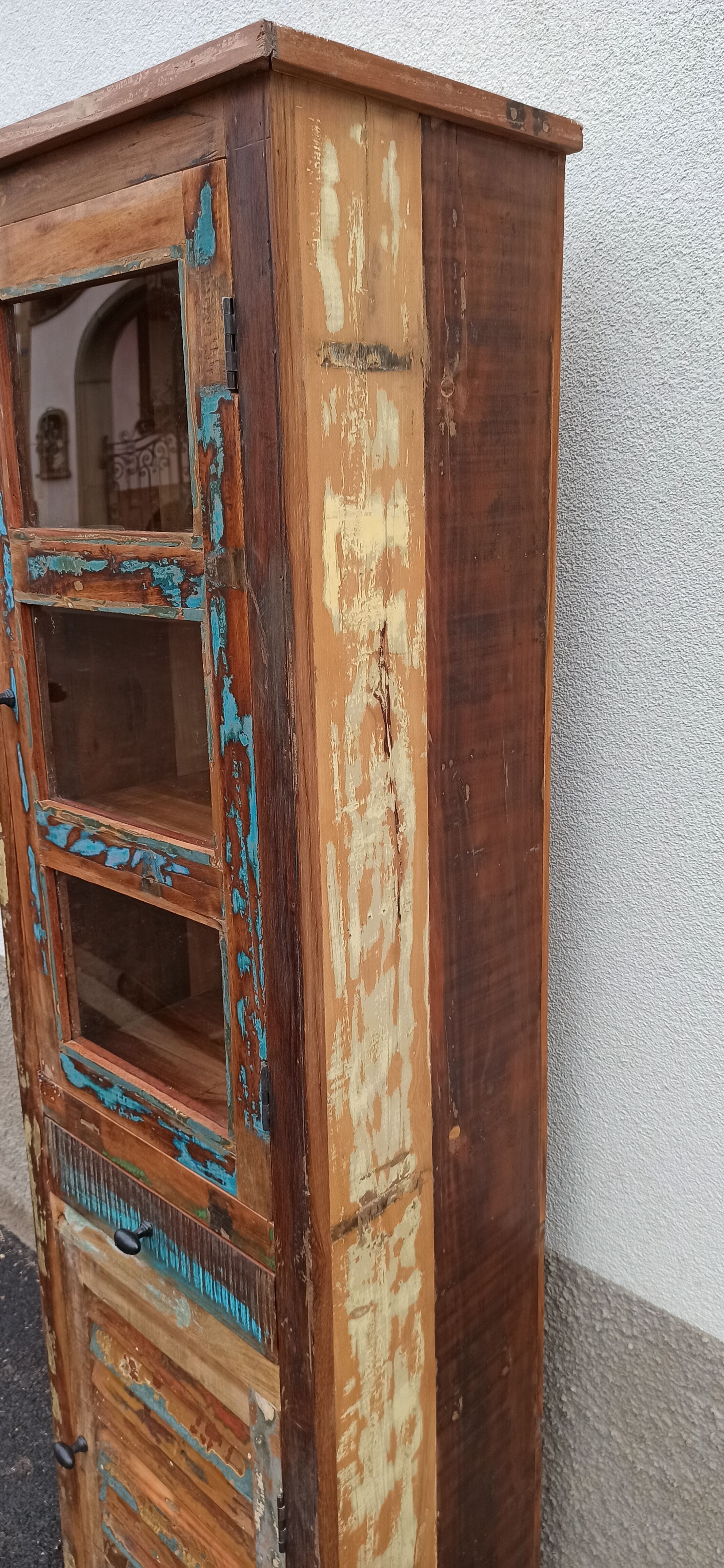 Bibliothèque en bois coloré avec vitres