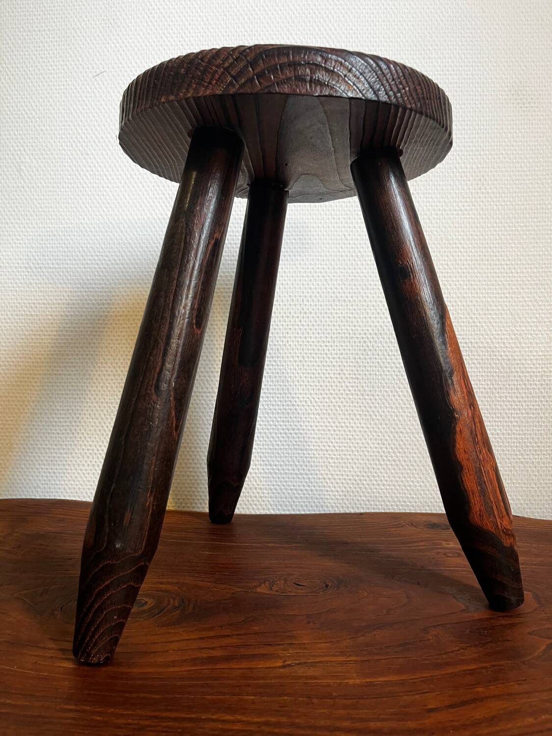 Tabouret tripode en bois sculpté