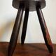 Tabouret tripode en bois sculpté