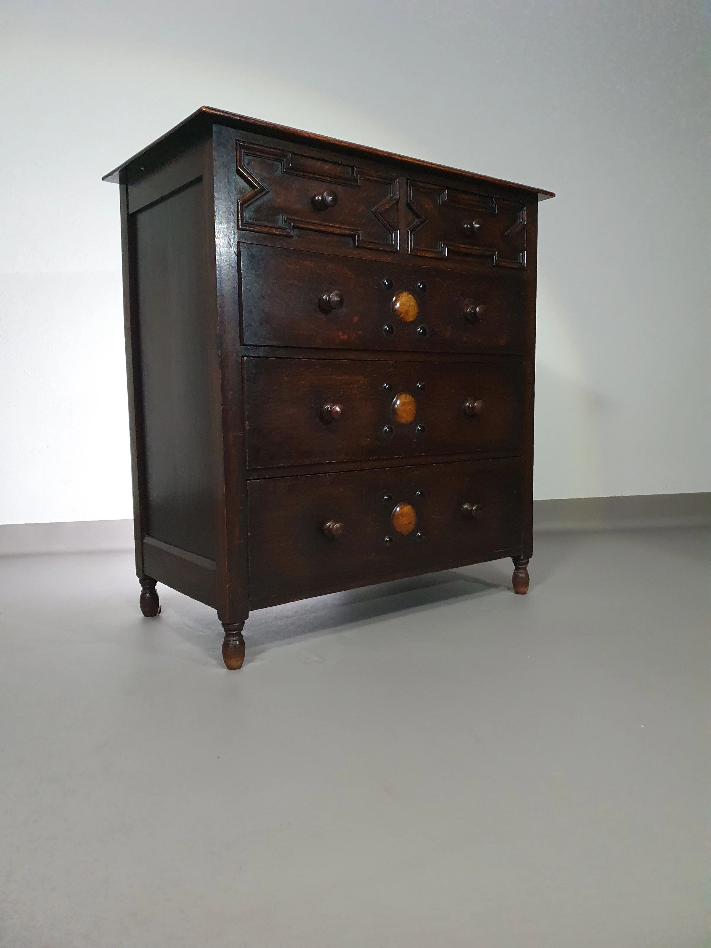 Particularly cool English chest of drawers. Dated (Charles 2 era). Made of solid oak with beautiful patina.