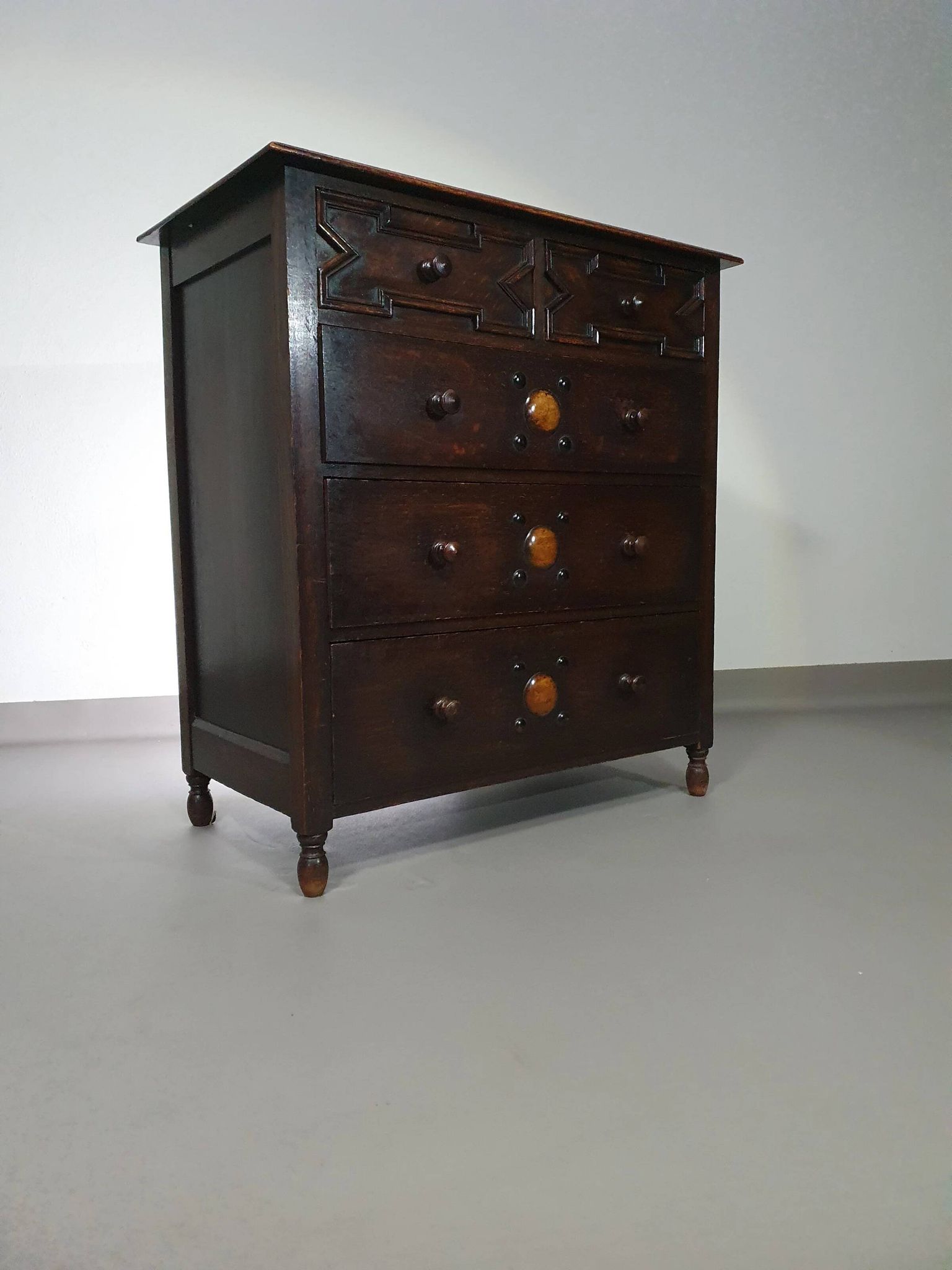 Particularly cool English chest of drawers. Dated (Charles 2 era). Made of solid oak with beautiful patina.