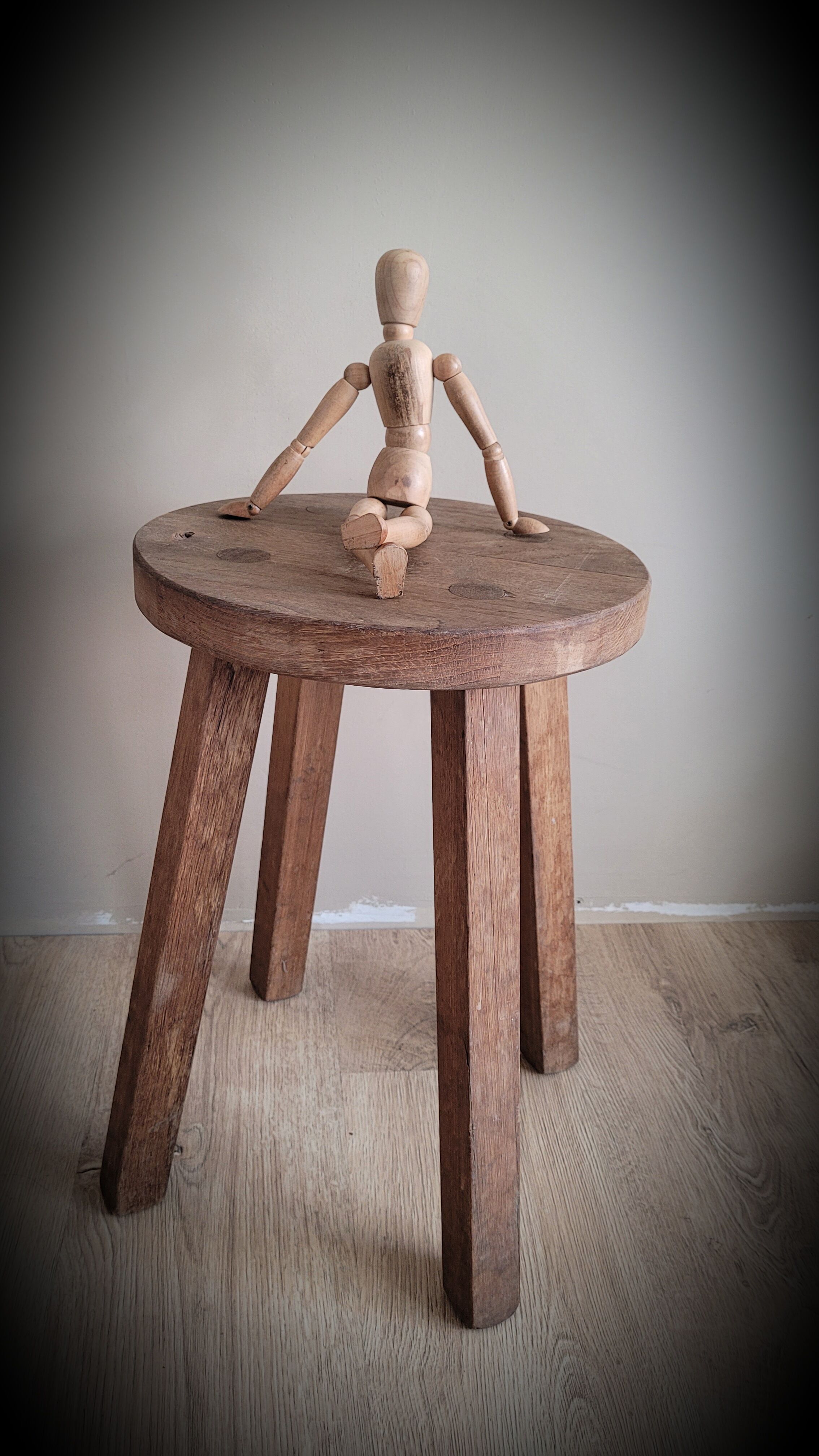 Round workshop stool