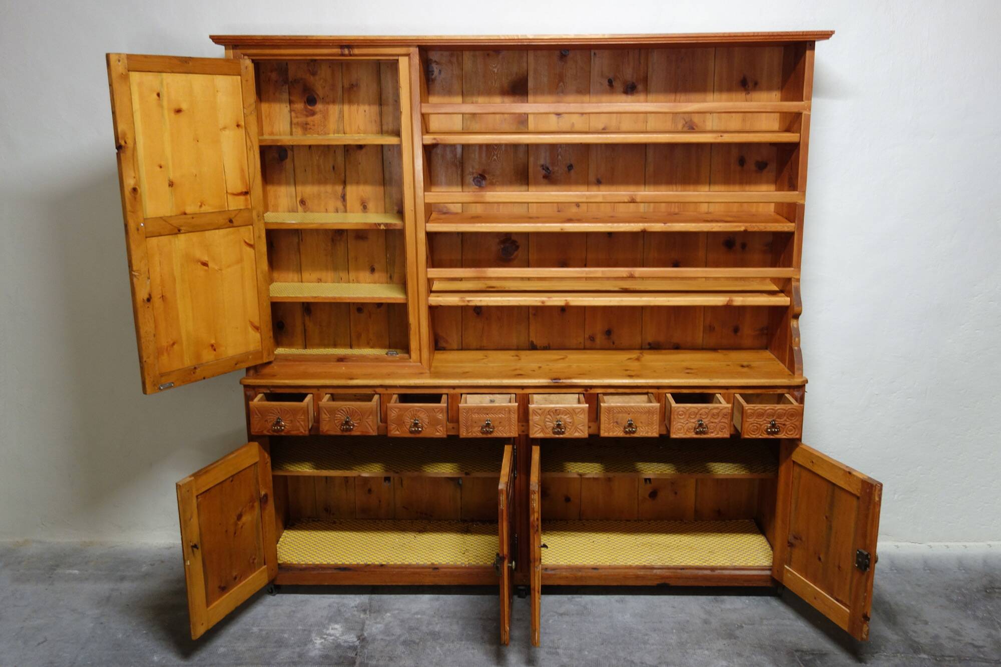 Large Queyras pine dresser, Hautes Alpes