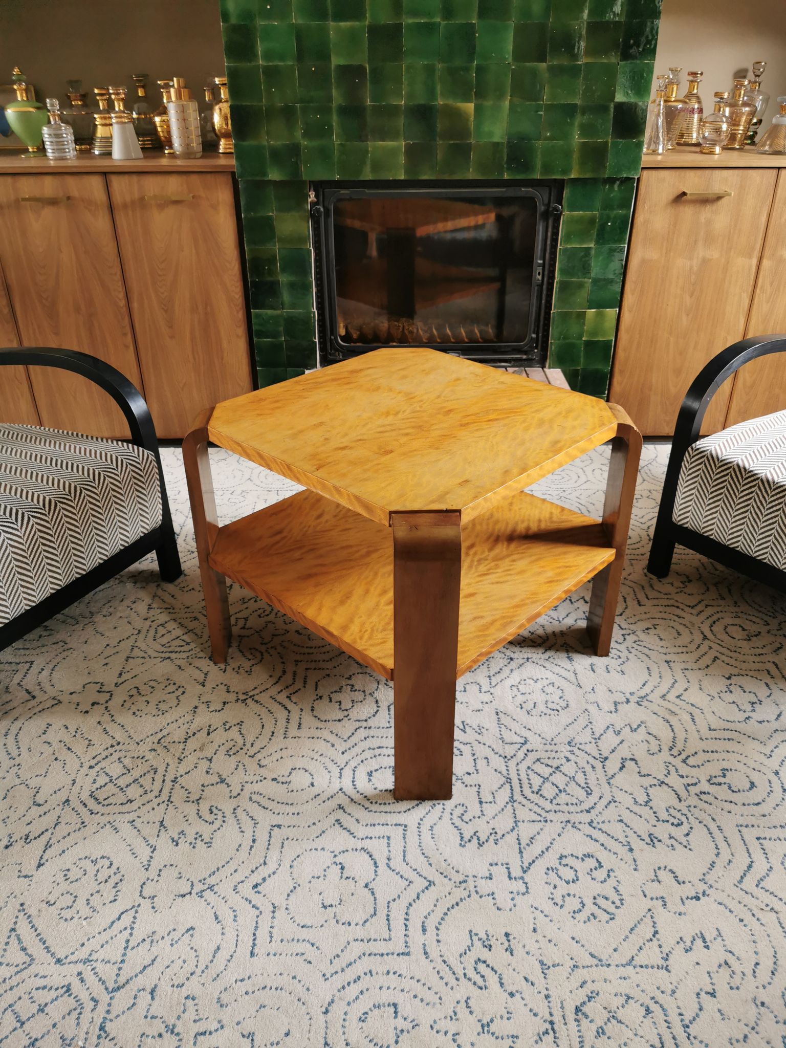 Table basse art déco carrée en bois clair