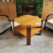 Table basse art déco carrée en bois clair