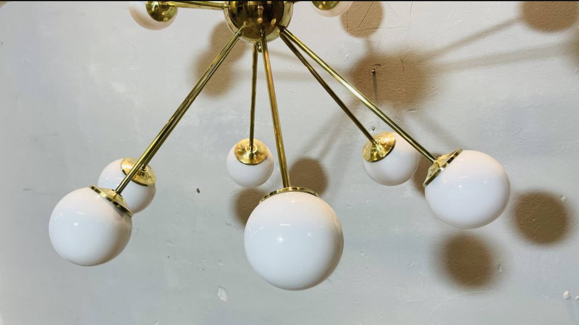 Lampadario Sputnik in ottone con sfera in bronzo e vetri opalini – Italia,