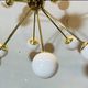 Lampadario Sputnik in ottone con sfera in bronzo e vetri opalini – Italia,