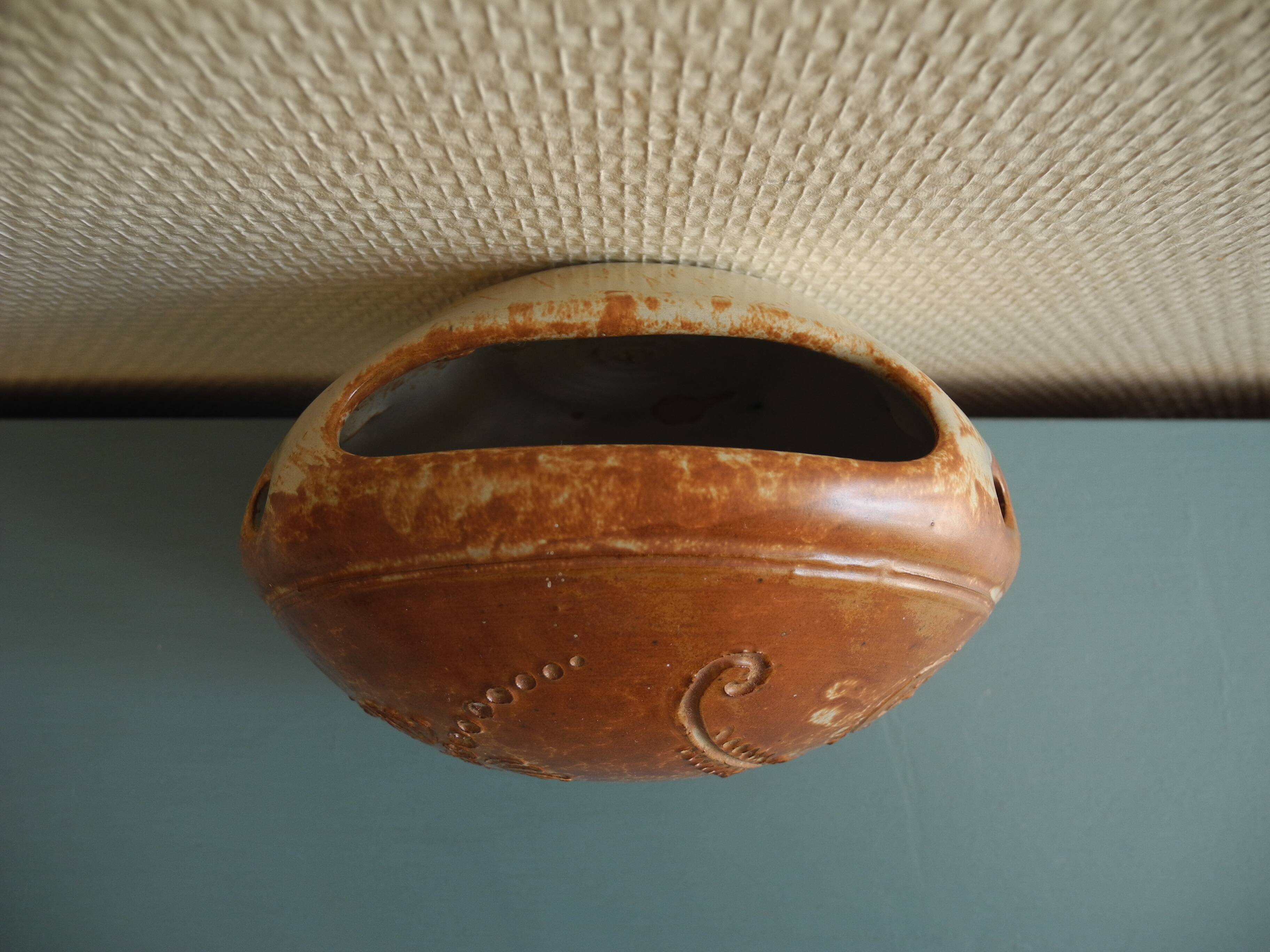 ancienne bouquetière murale pièce unique vintage ceramic wall vase