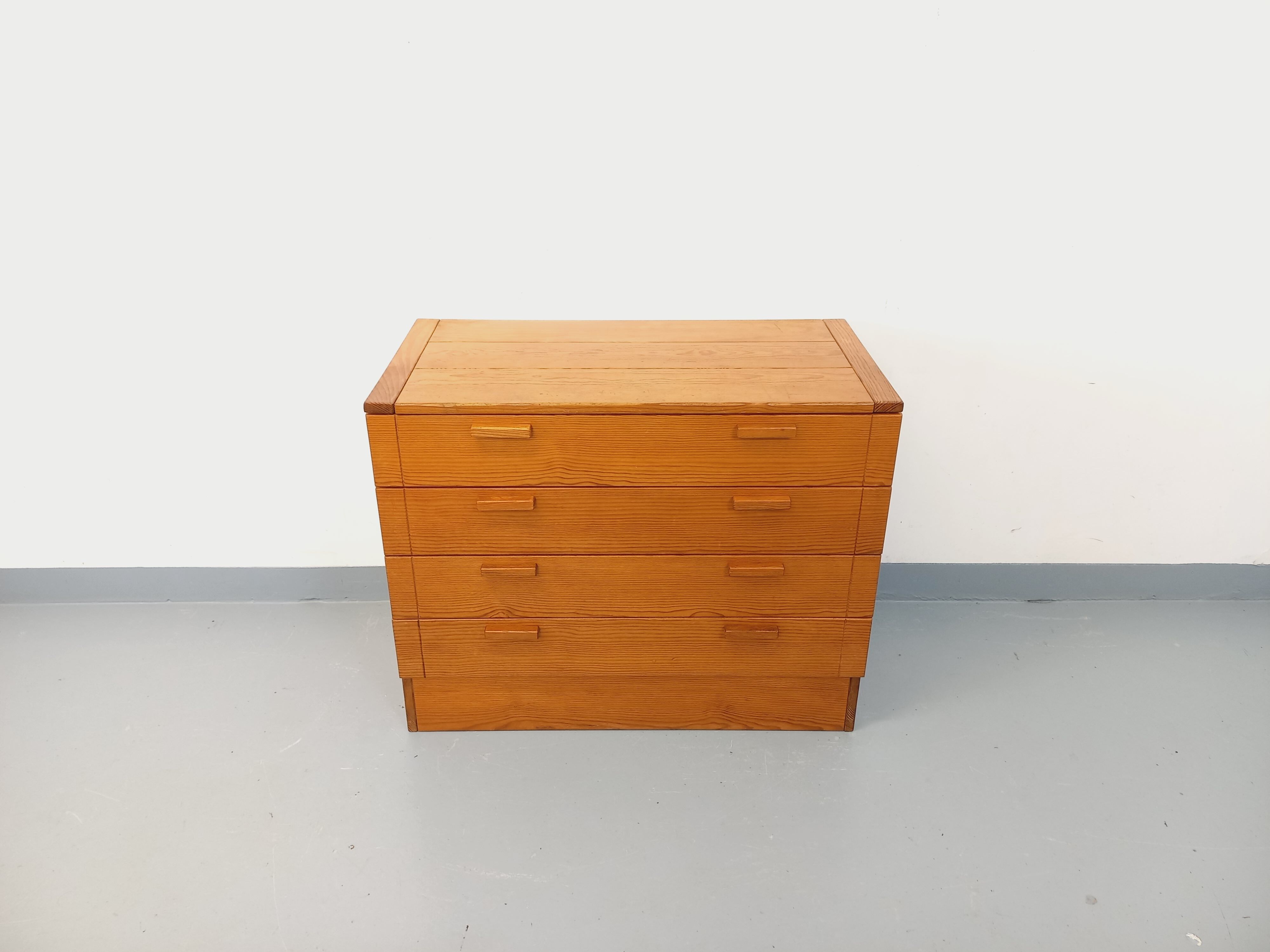 Vintage pine chest of drawers from the 1970s.