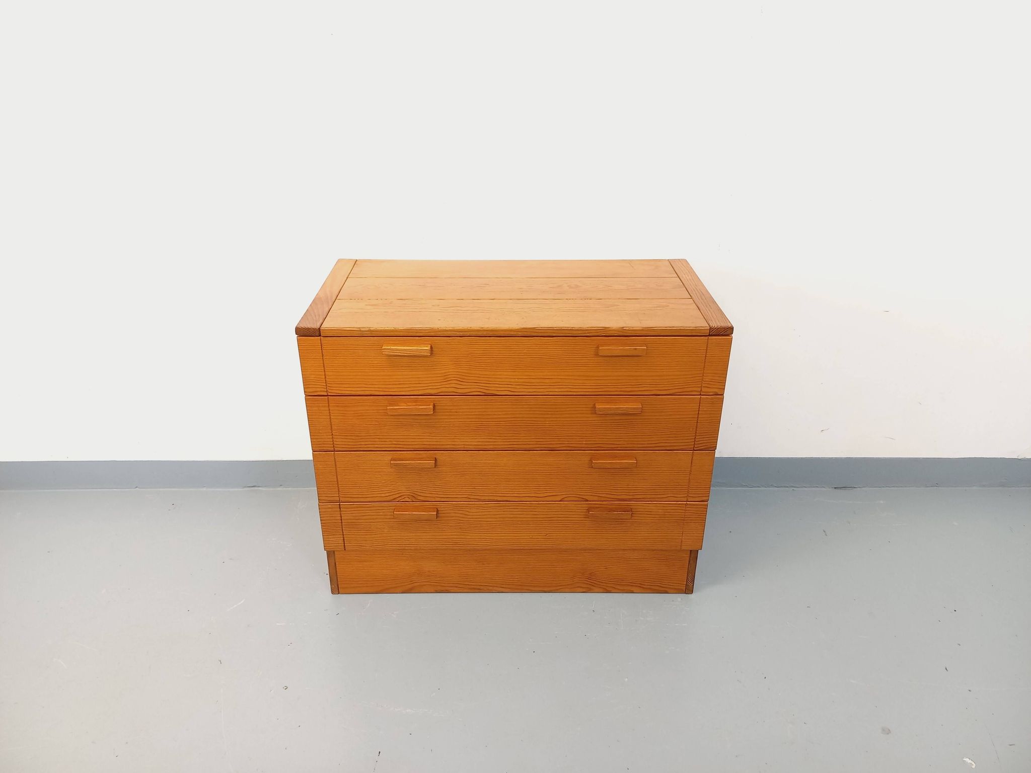 Vintage pine chest of drawers from the 1970s.