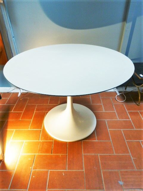 White tulip-footed round table, 1970s