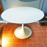 White tulip-footed round table, 1970s