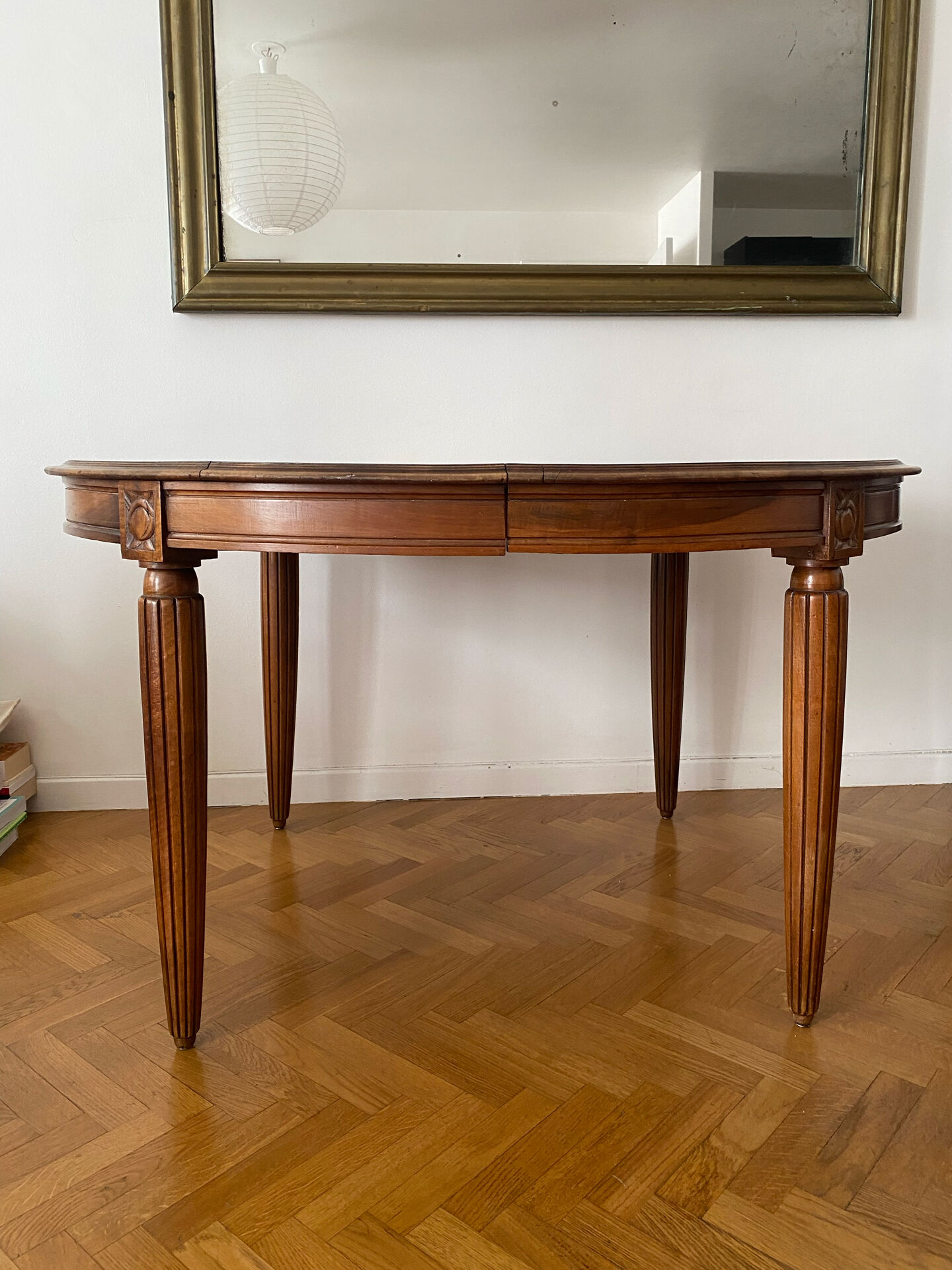 Extendable wooden table