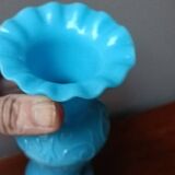 Petit vase en opaline bleue