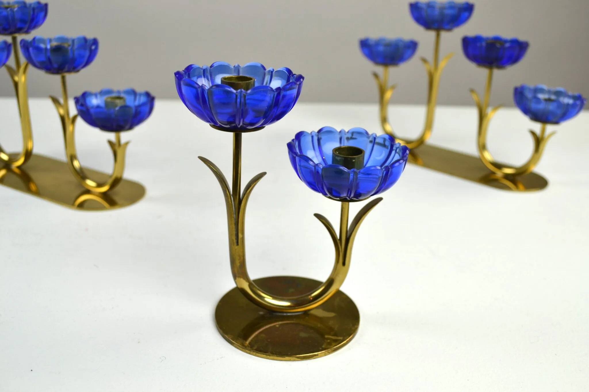 Bougeoirs en laiton massif et en verre artistique bleu cobalt par Gunnar Ander pour Ystad-Metall, Suède, années 1950.