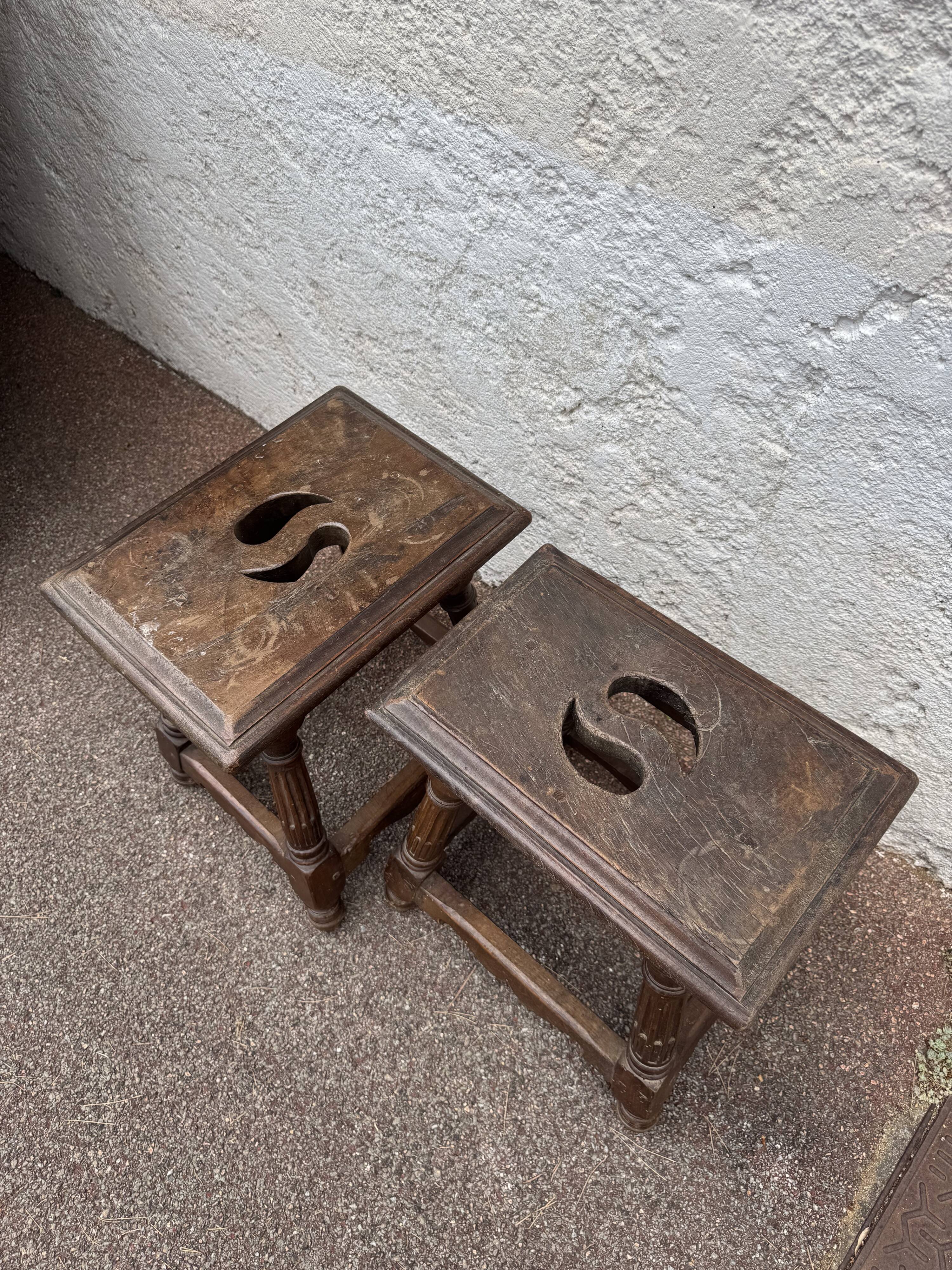 Paire de tabourets anciens en bois massif