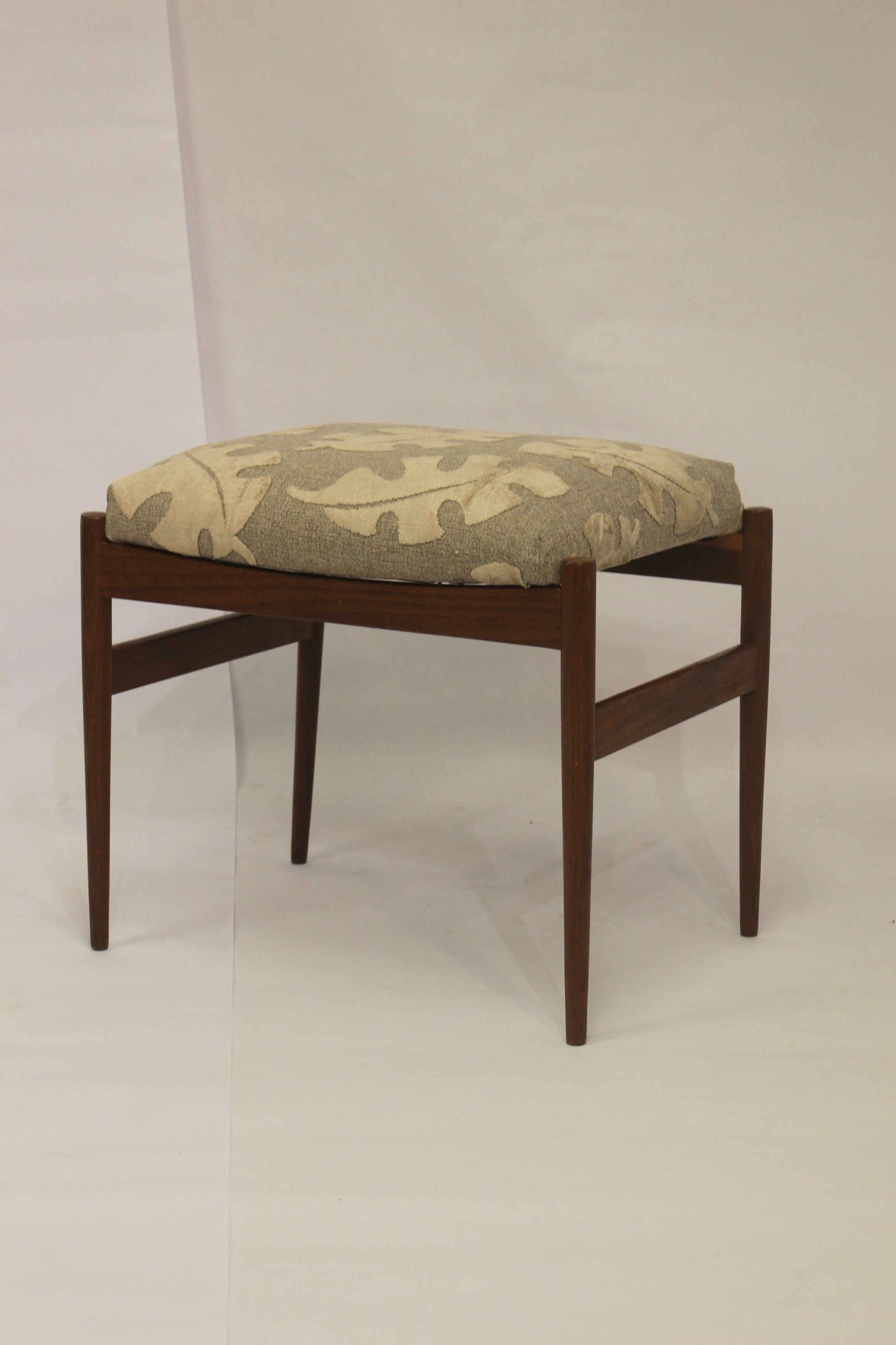 Scandinavian stool in beech 50