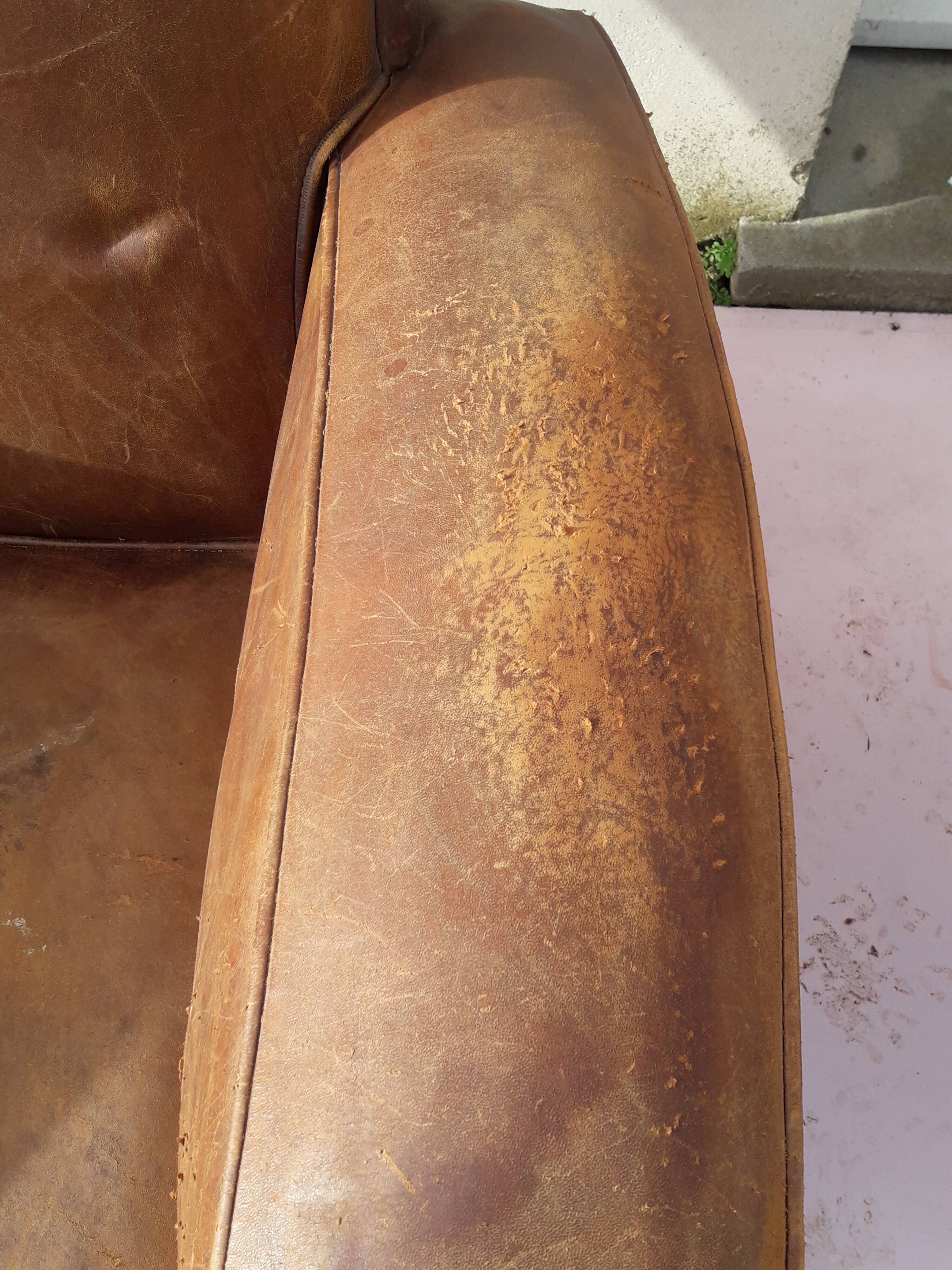 Paire de fauteuils club en cuir marron