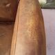 Paire de fauteuils club en cuir marron