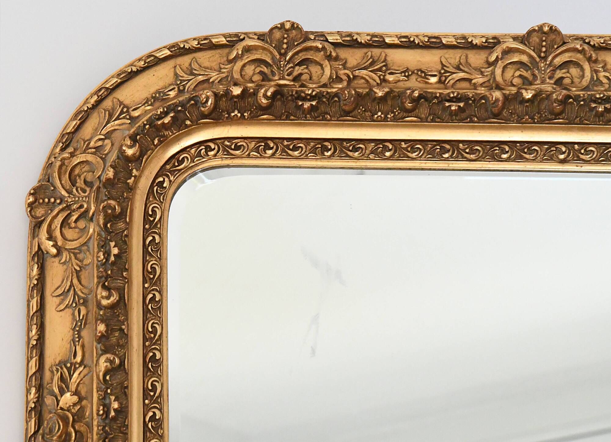 Wooden mirror and gilded stucco decorated with rockery style rinceaux and shells