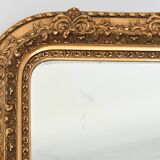 Miroir en bois et stuc doré à décor de rinceaux et coquilles de style Rocaille  74x54cm