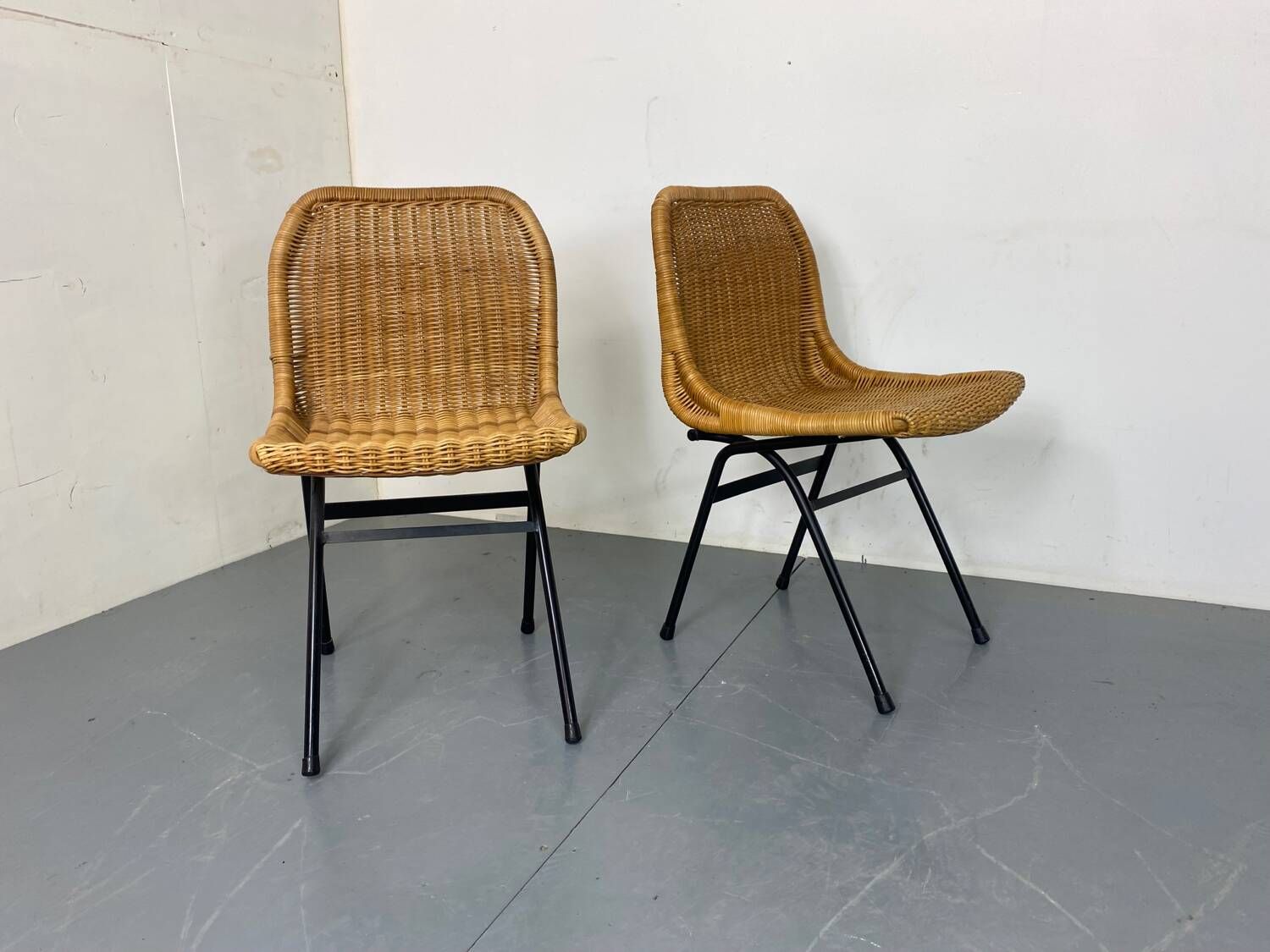 Set of 2 mid-century modernist wicker and black steel dining chairs, 1950s