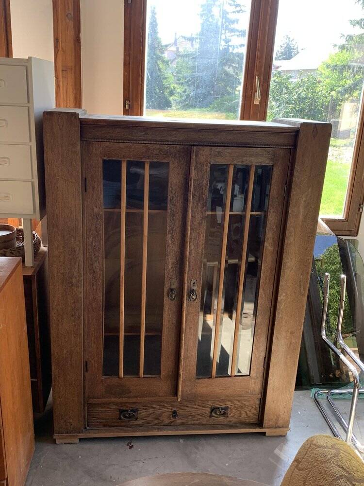 Antique display cabinet in brown oak with glass doors and a drawer, 1890-1919.