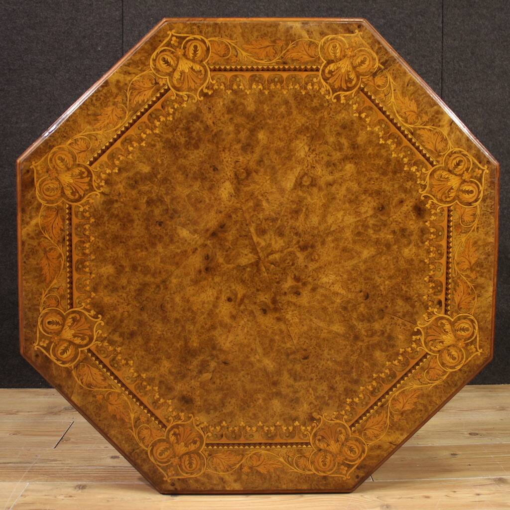 Table octogonale en bois marqueté du XXe siècle