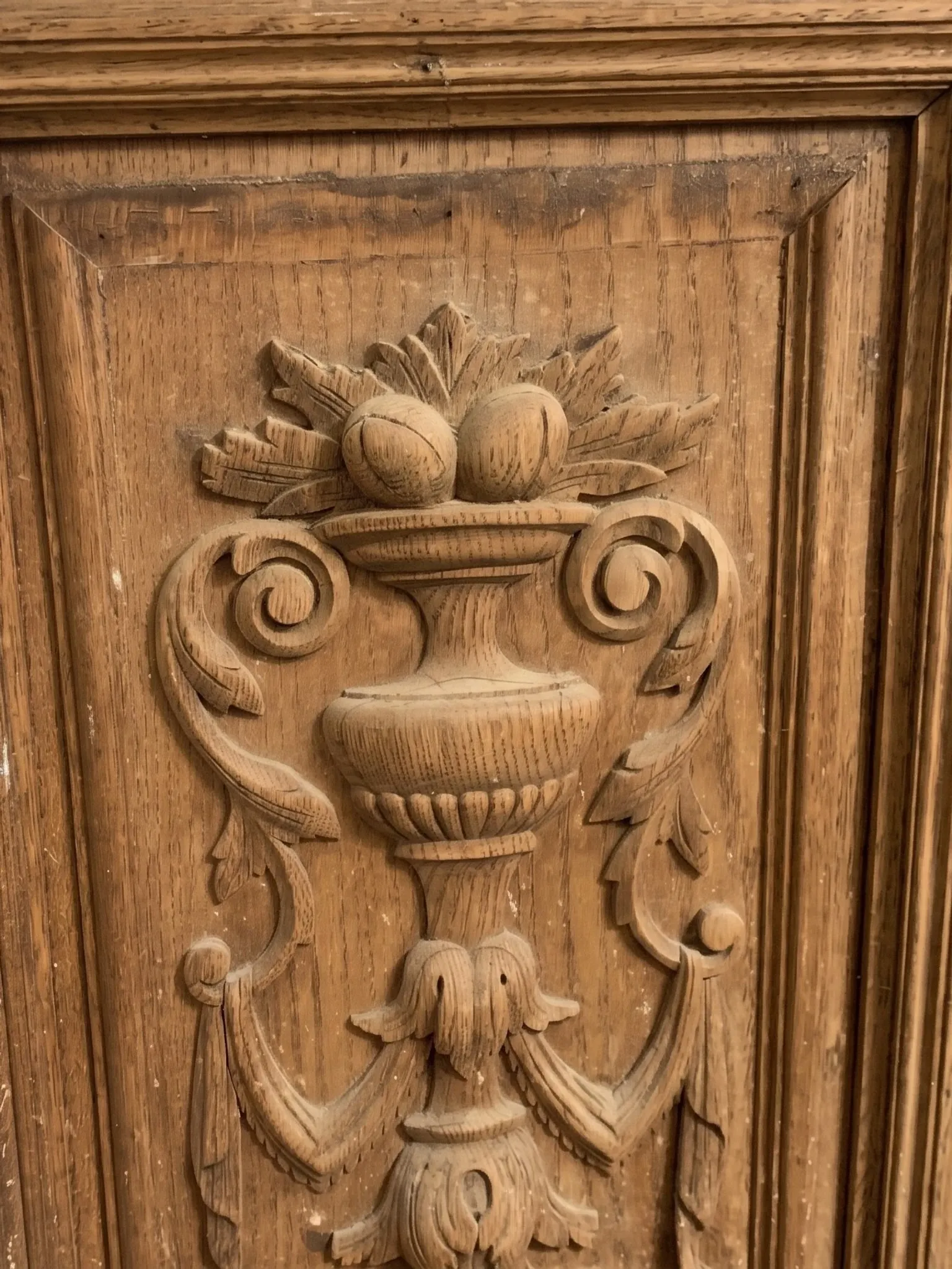 Meuble de rangement mural style Henri IV en chêne massif