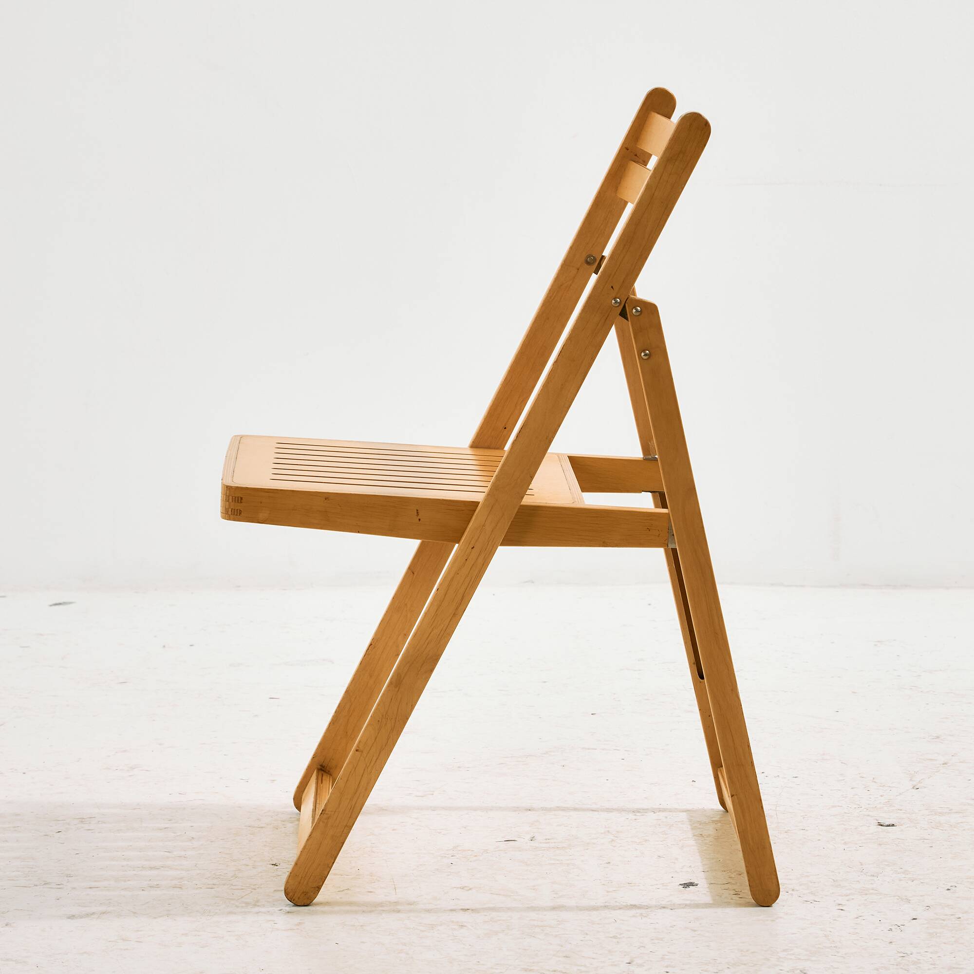 Foldable beech chair