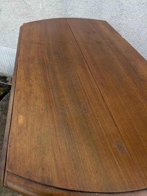 Folding round table