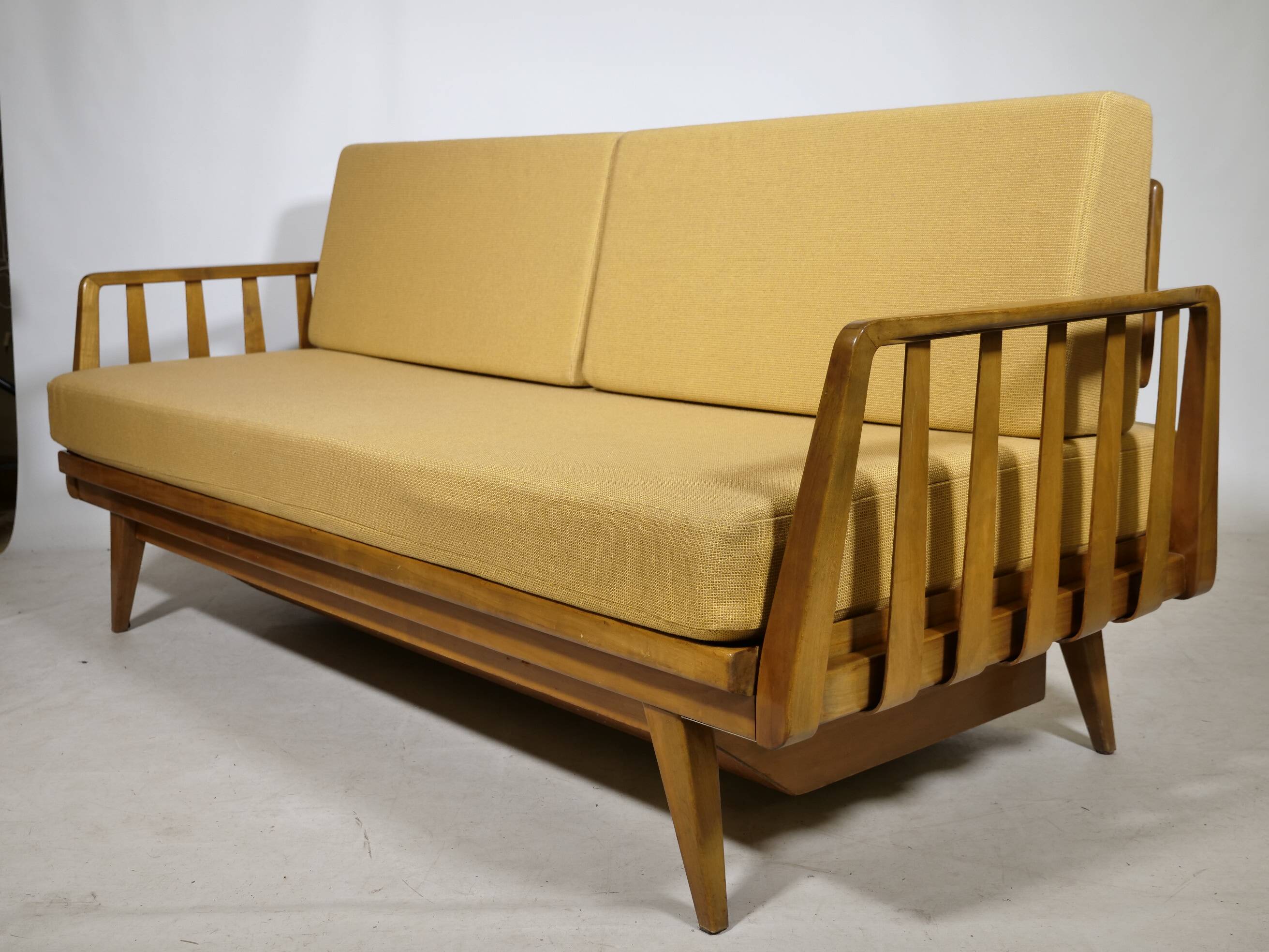 Lit de jour de style mid-century en bois de cerisier par Walter Knoll pour Knoll Antimott, années 1960.