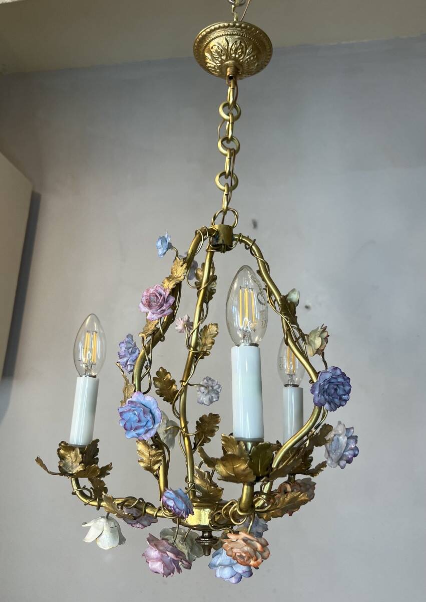 Flowered porcelain lamp