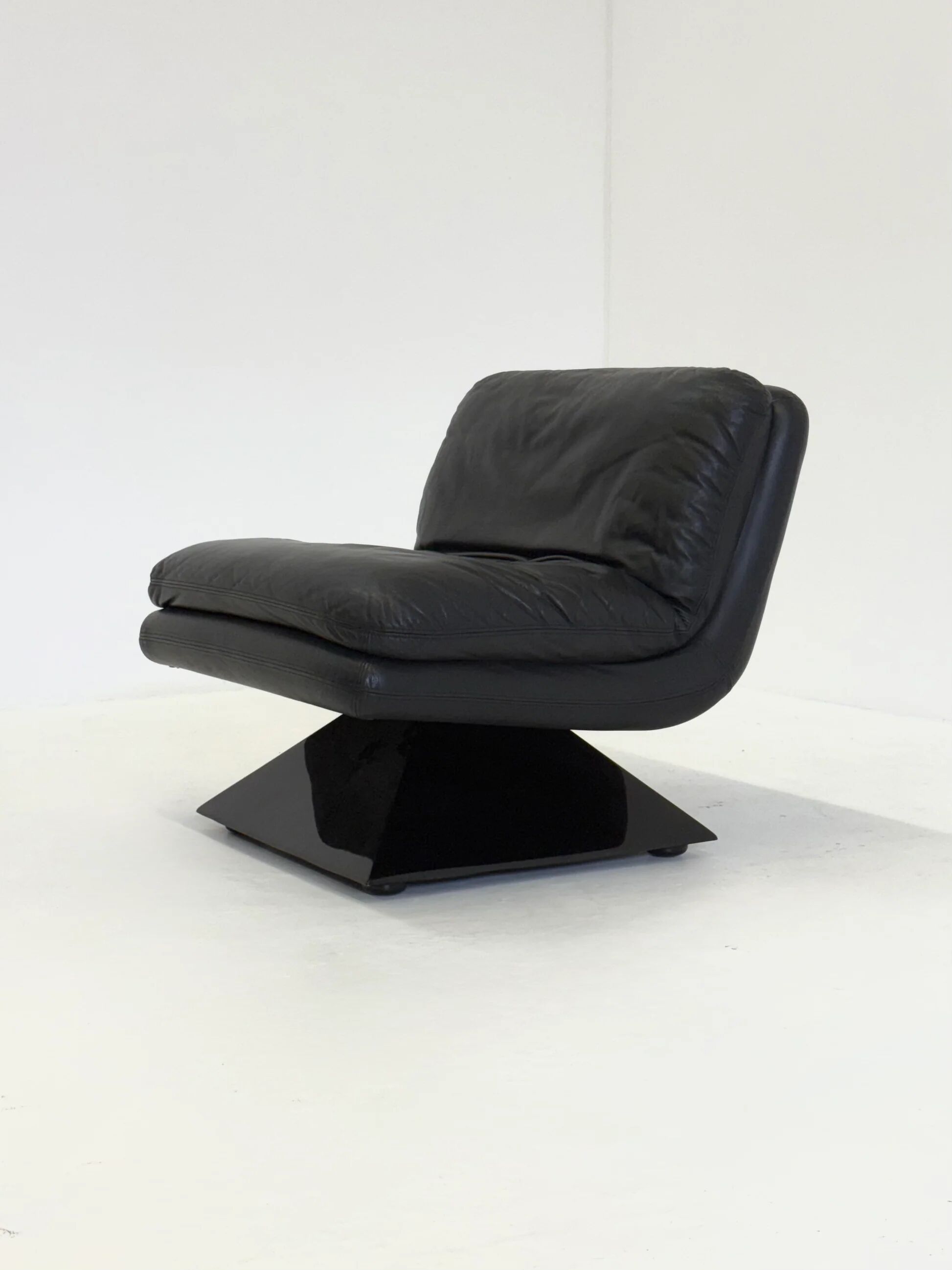 Set of four Hans von Klier armchairs with coffee table for Giuseppe Rossi di Albizzate